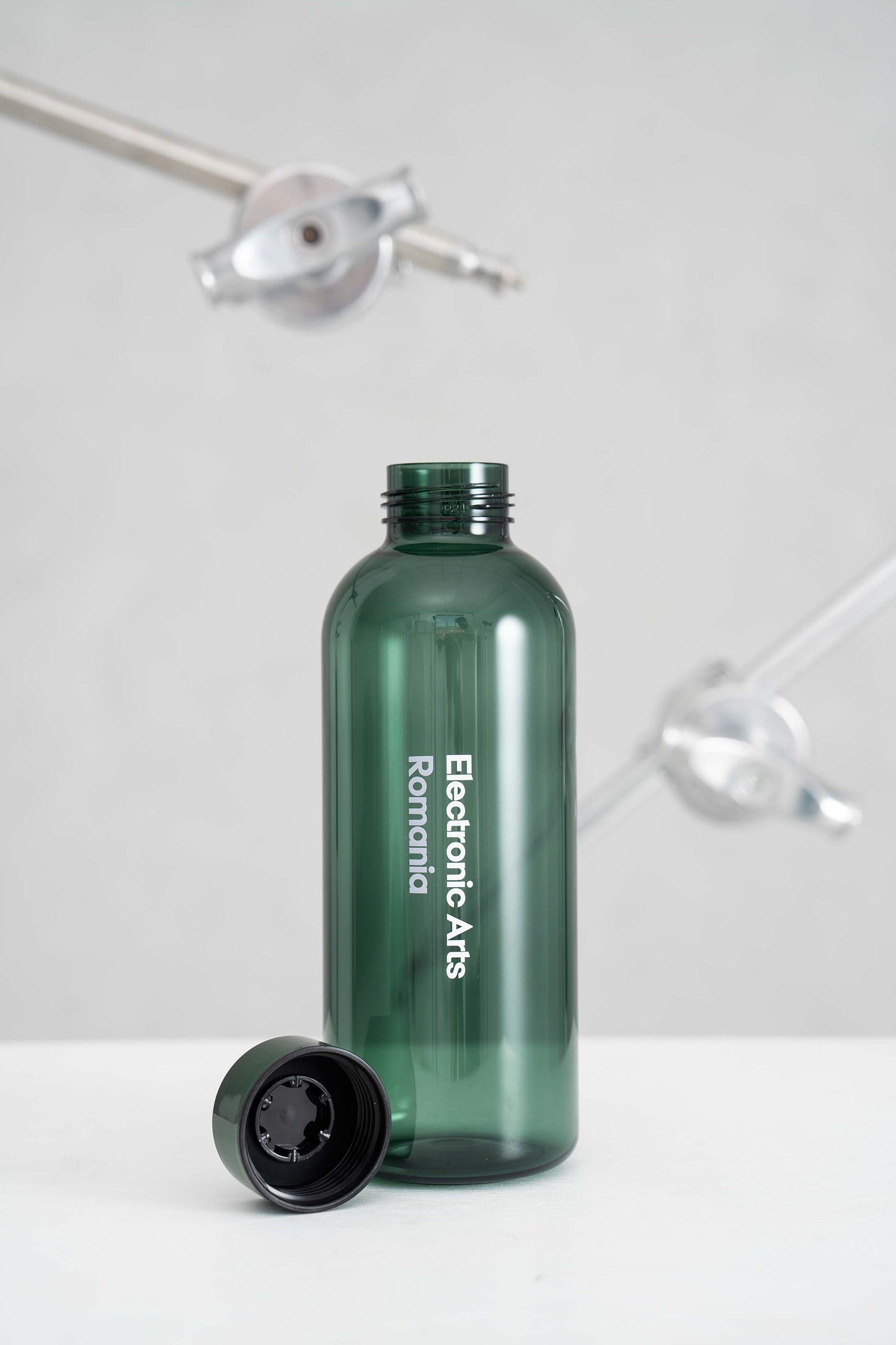 Leakproof water bottle with metallic lid