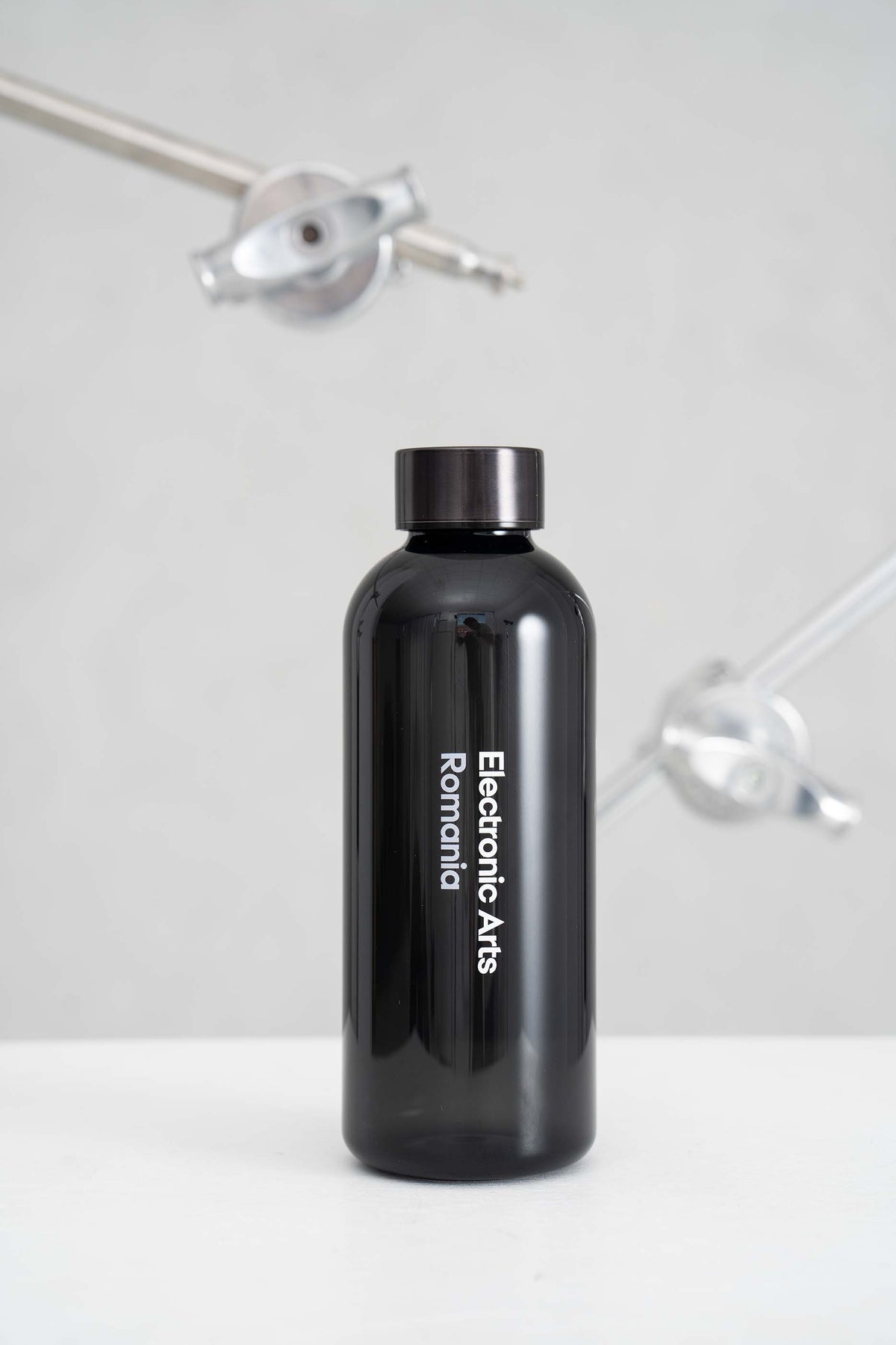 Leakproof water bottle with metallic lid