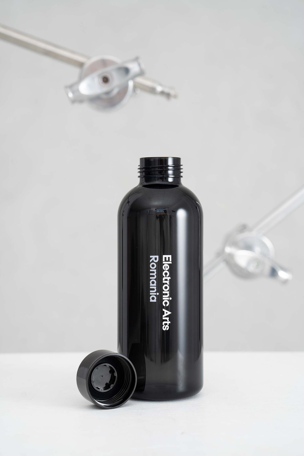 Leakproof water bottle with metallic lid